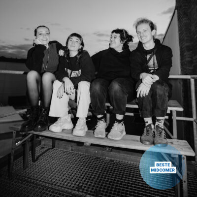 Vier junge Menschen sitzen auf einer Bank