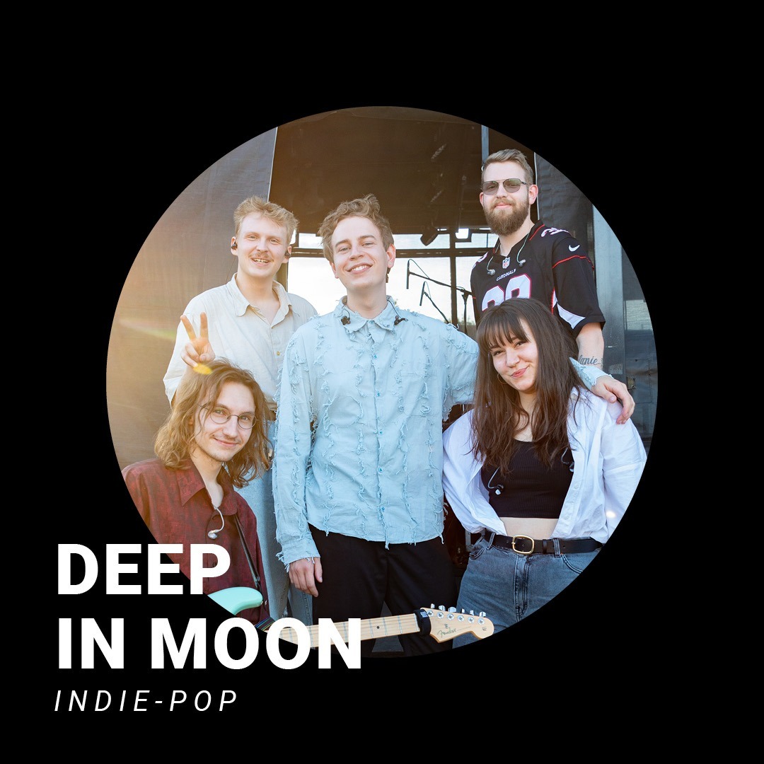 Gruppenbild einer Gruppe von für jungen Männern und einer Frau im Abendlicht. Schriftzug: DEEP IN MOON, Indie Pop.