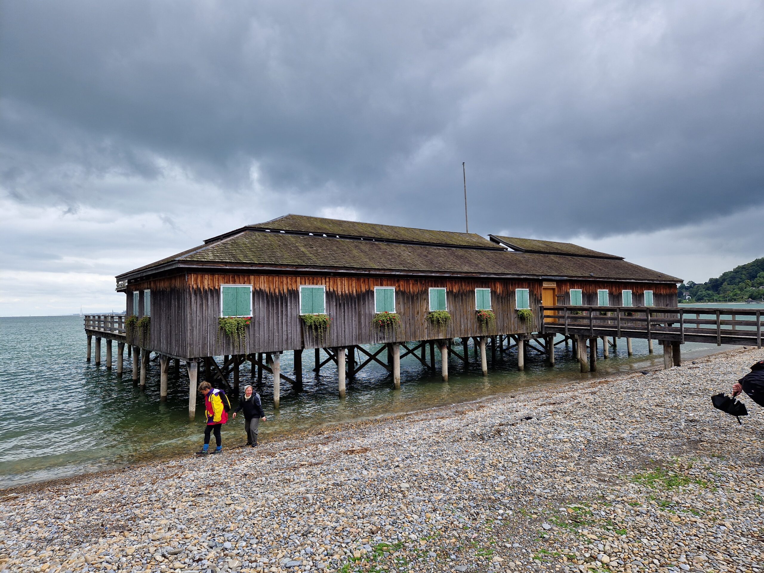 Ein großes Haus auf Stelzen im Wasser