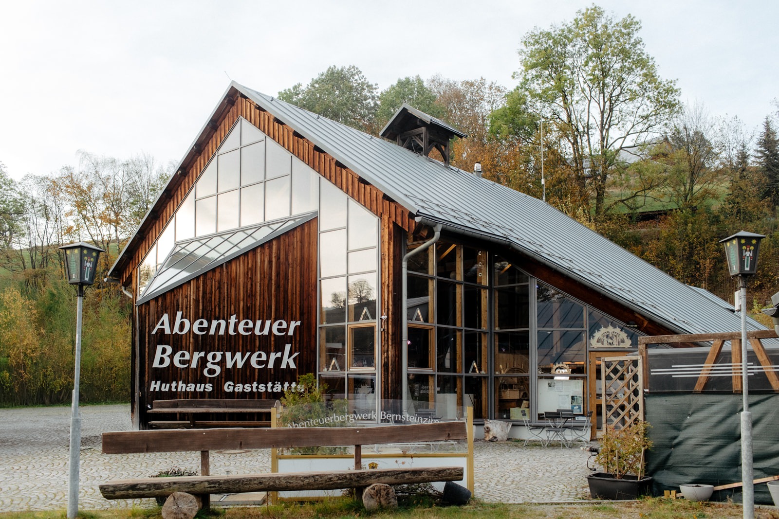 Holzhaus mit Glasfront und der Aufschrift: Abenteuer Bergwerk